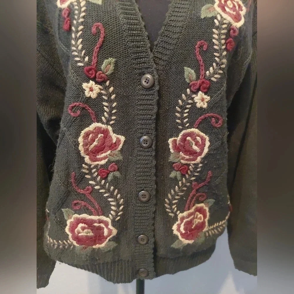 Vintage Floral embroidered Cardigan sweater Green Red  M Whimsical Classic